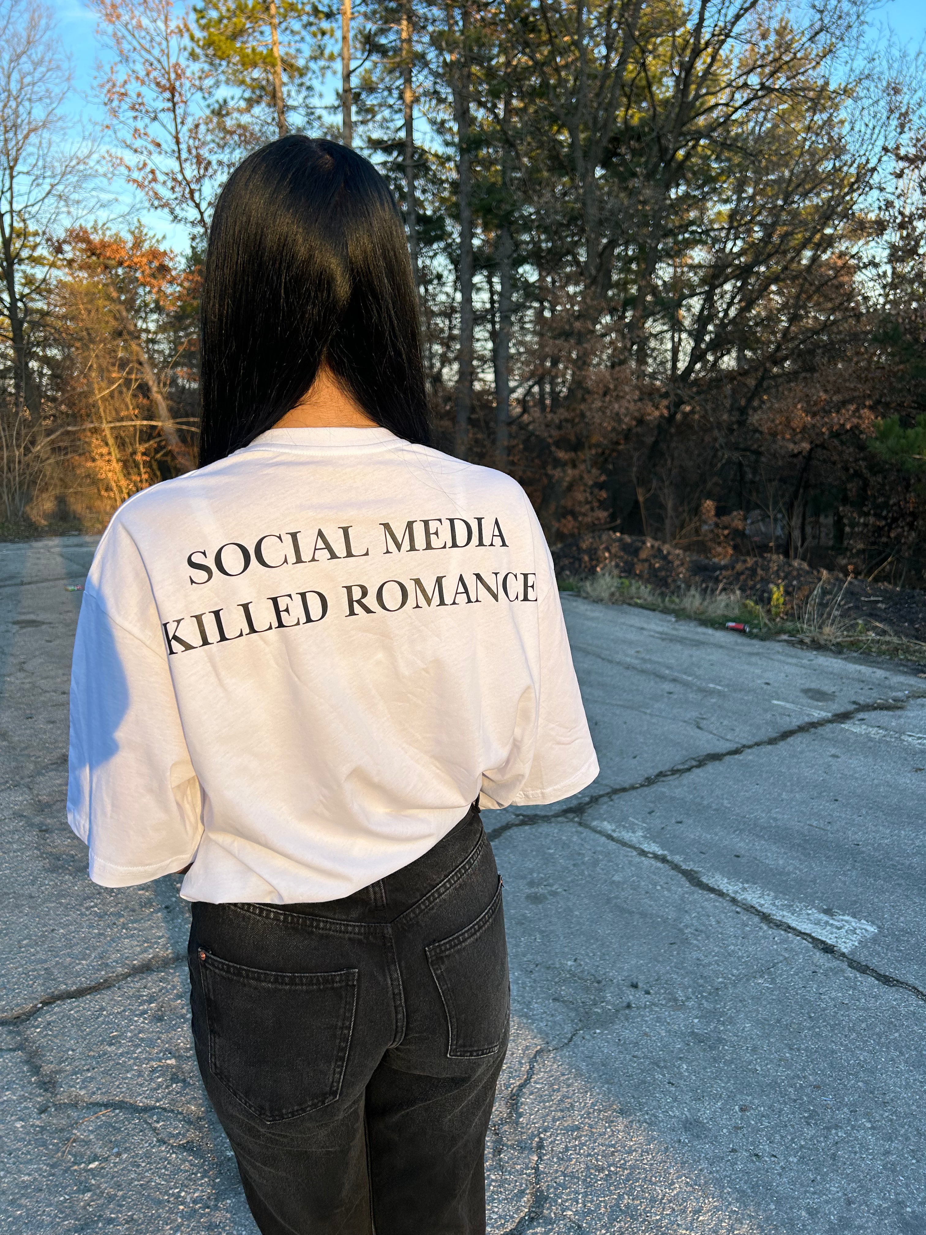 SOCIAL MEDIA KILLED ROMANCE УНИСЕКС OVERSIZED ТЕНИСКА